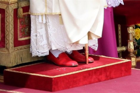 נעליו של האפיפיור אן, באופן מסורתי, בצבע ארגמן