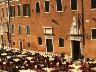 שולחנות ערוכים לקבל את פני החוגגים המקומיים