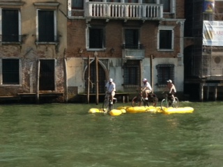 גם אמצעי תחבורה מקוריים, כמו אופני מים, משתתפים בחגיגה