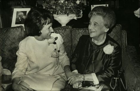 קבלת פנים שערכה ורה ויצמן, נשיאת מד"א ישראל, לכבוד גב' פרנצ'סקה פרננדז הול, שגרירת גואטמלה ויו"ר מועצת ההנהלה של מד"א. מאי 1966 חצי שנה לפני פטירתה של ורה.