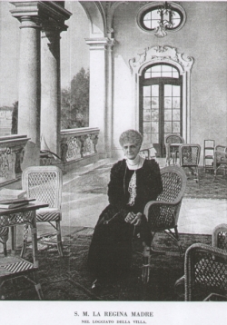 המלכה מרגריטה במרפסת ביתה