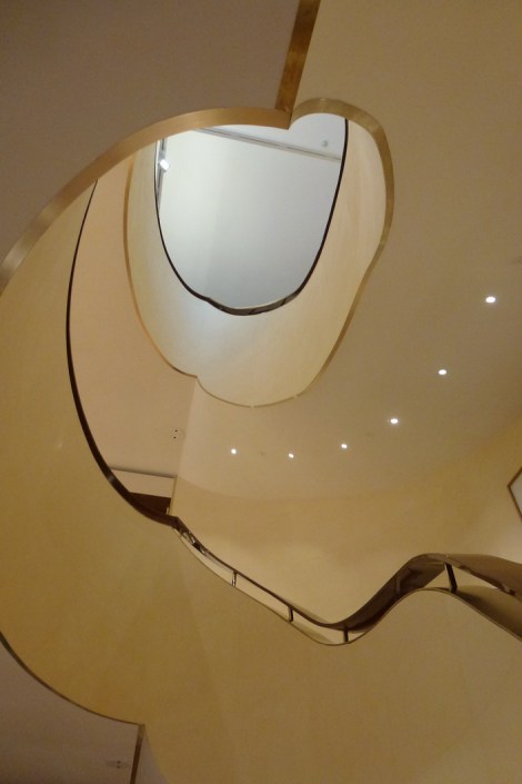 במעלה המדרגות של לואי ויטון