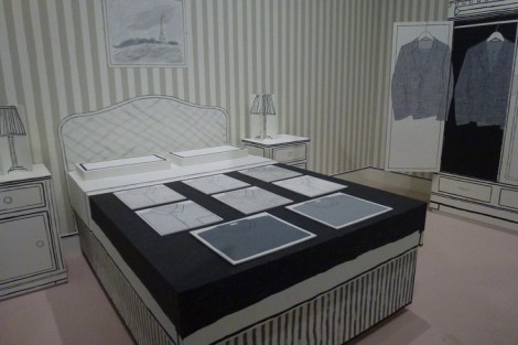 שיחזור חדר התצוגה הראשון של פול סמית', בבית מלון בפאריז. הקולקציה כללה ארבע חולצות, שתי חליפות ושני סוודרים. הלקוח היחיד שבא לתצוגה ביצע הזמנה וכך סמית' התחיל את הקריירה.