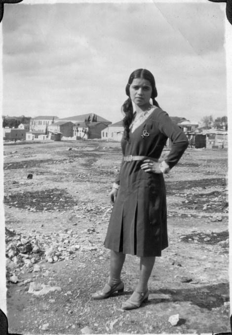 משה אשכנזי, נערה, (כנראה מאזור מחנה יהודה), ירושלים 1932, אוסף משפחת אשכנזי באמצעות מינהל קהילתי לב העיר ירושלים