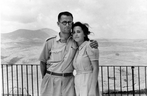 צלם לא ידוע, מרים ושמואל פרל על גג מלון הרצליה, צפת, עם הר מירון ברקע 1946, באדיבות ארכיון התמונות יד בן-צבי, אוסף נפתלי פרל