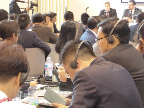 סינים מבקרים בסלון