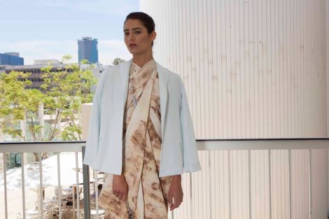 אפשר לשים ז'קט משי קל על הכתפיים