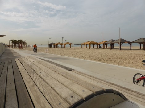 נובמבר בחוף תל אביב