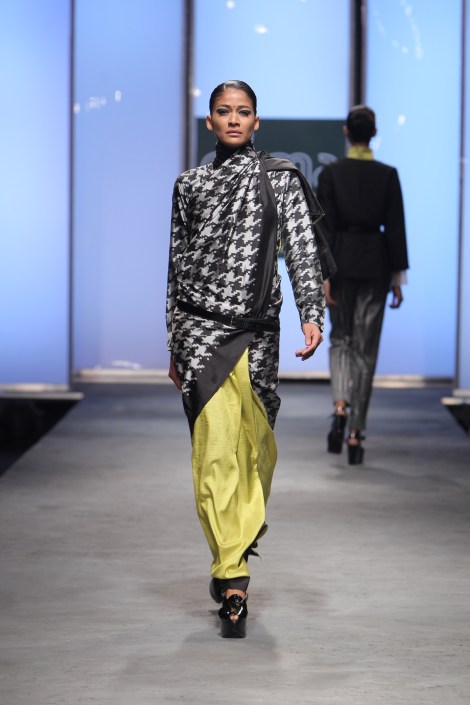 01._Houndstooth_sari_by_Abraham_and_Thakore_double_ikat_silk_Hyderabad_2011._Photograph_courtesy_of_Abraham__Thakore
