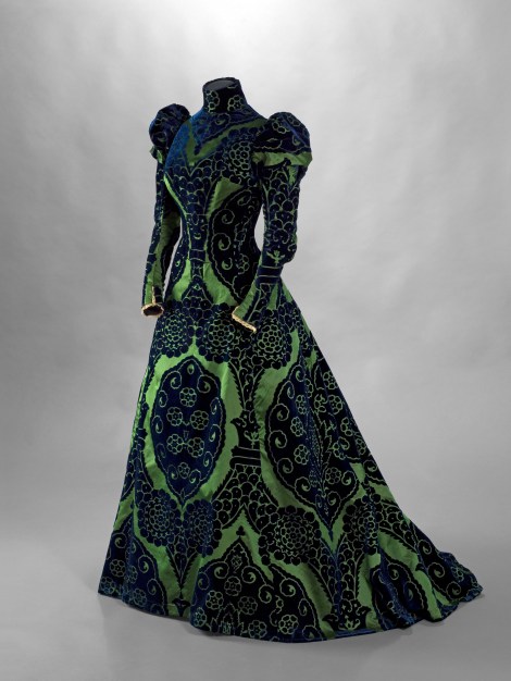 Charles-Frederick Worth (1825-1895). Tea gown. Velours ciselé bleu foncé sur fond de satin vert. Dentelle de Valenciennes. Doublure en taffetas changeant vert et bleu, vers 1897. Galliera, musée de la Mode de la Ville de Paris.