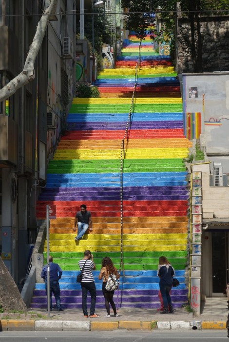MAXXI_Istanbul_Sarkis_2rainbow_escalier arc-en-ciel