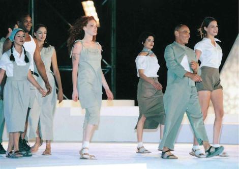 תצוגת אופנה אילנה אפרתי בהשראת אתא, לכבוד 50 שנה למדינת ישראל, 1998.