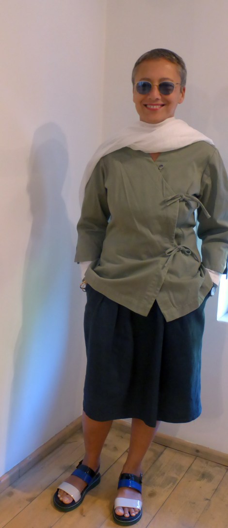 חולצת מעטפת בהשראת פועלים אסיתיים מהאוסף הפרטי של אילנה